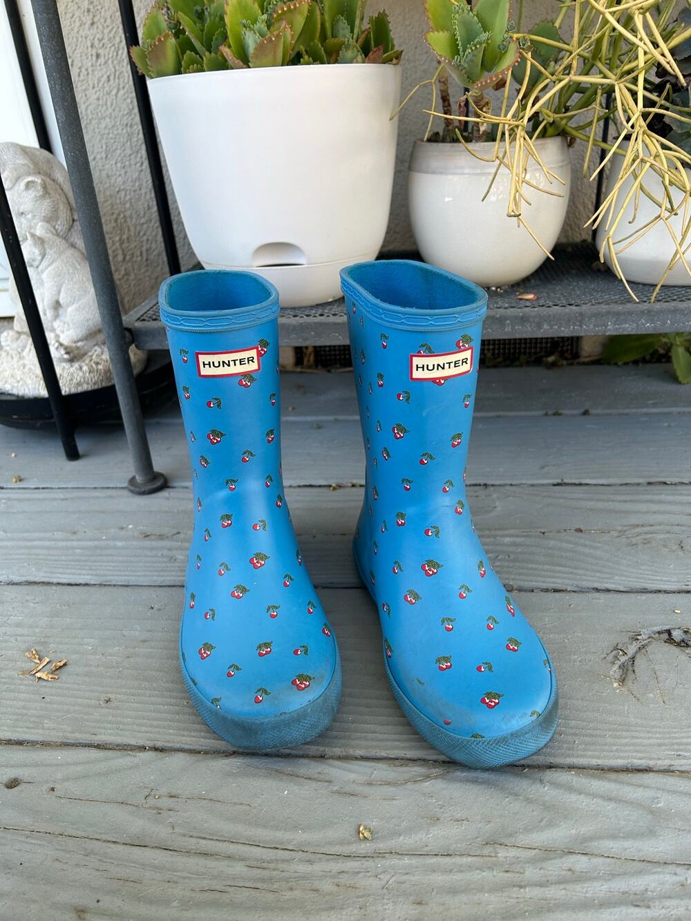 Hunter kids classic rain boot blue cherries size 2